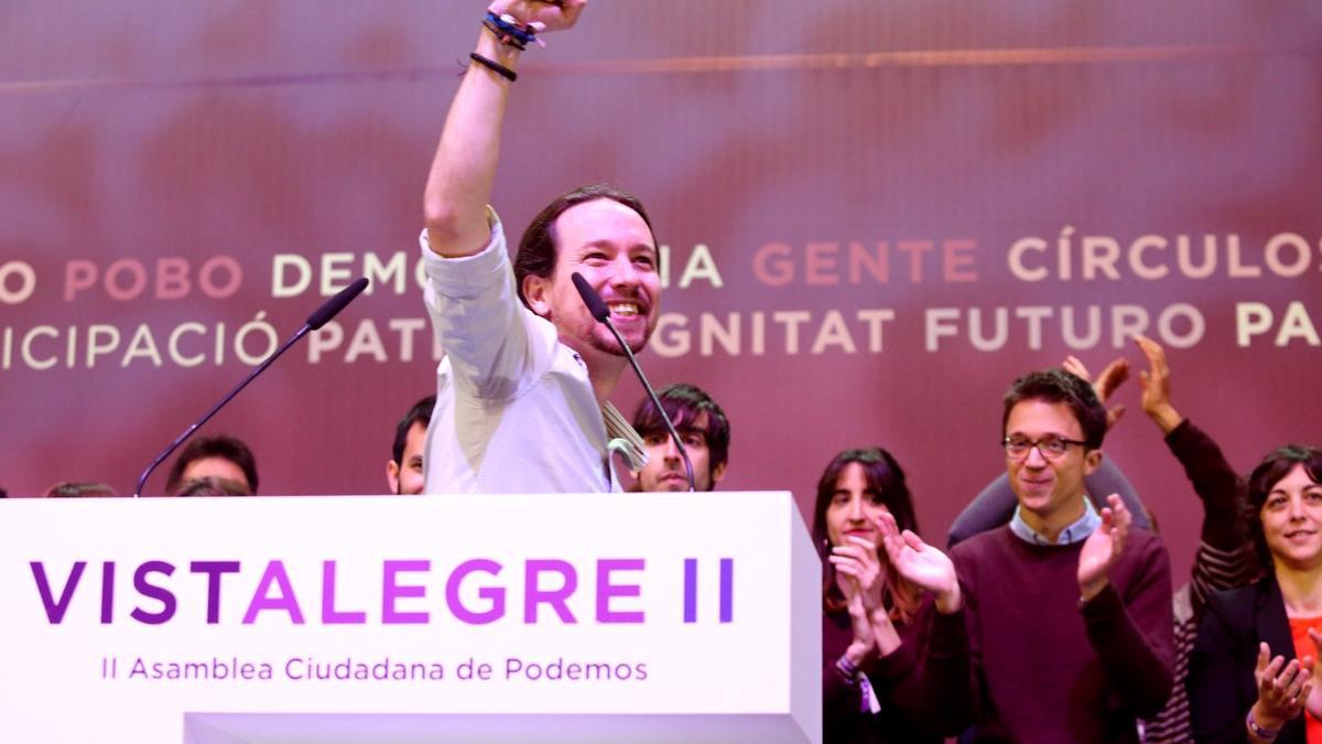 Iglesias saluda ante la mirada de Errejón tras abrir la asamblea de Podemos.