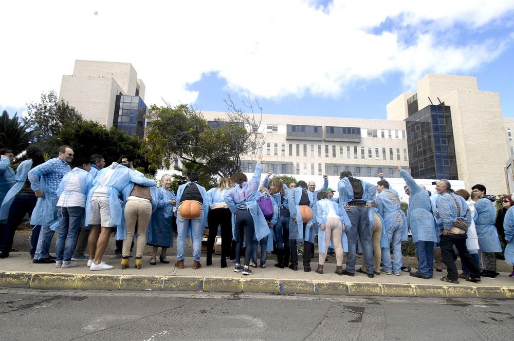 Concentración frente al Hospital Doctor Negrín en defensa de la sanidad pública