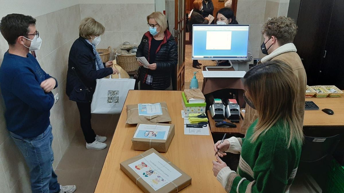 Decenas de familias han apurado las últimas horas previstas en el calendario para llevar a los antonianos los regalos que repartirán los Reyes Magos en la mañana del jueves.