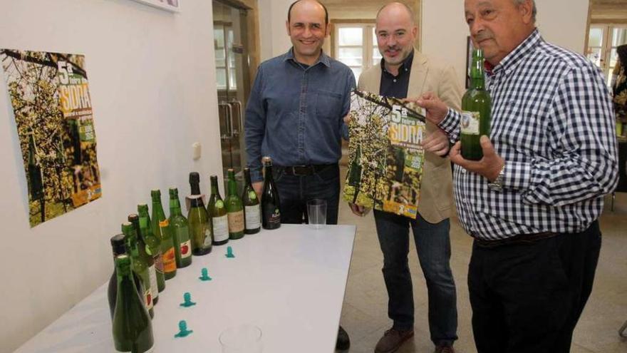 El productor Víctor Peroja, el concejal Óscar Durán y el presidente de Maceira e Sidra, José Antonio López Pampín, ayer, durante la presentación de la Feira da Sidra en Santiago . // Xoán Álvarez