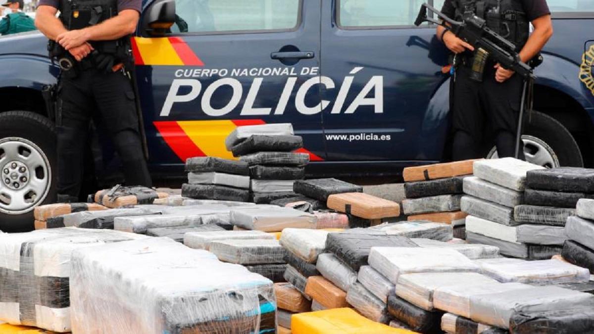 Agentes de la Policía Nacional posan junto a un cargamento de cocaína.