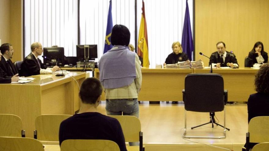 La acusada ante el tribunal de la sección octava de la Audiencia Provincial de Asturias.