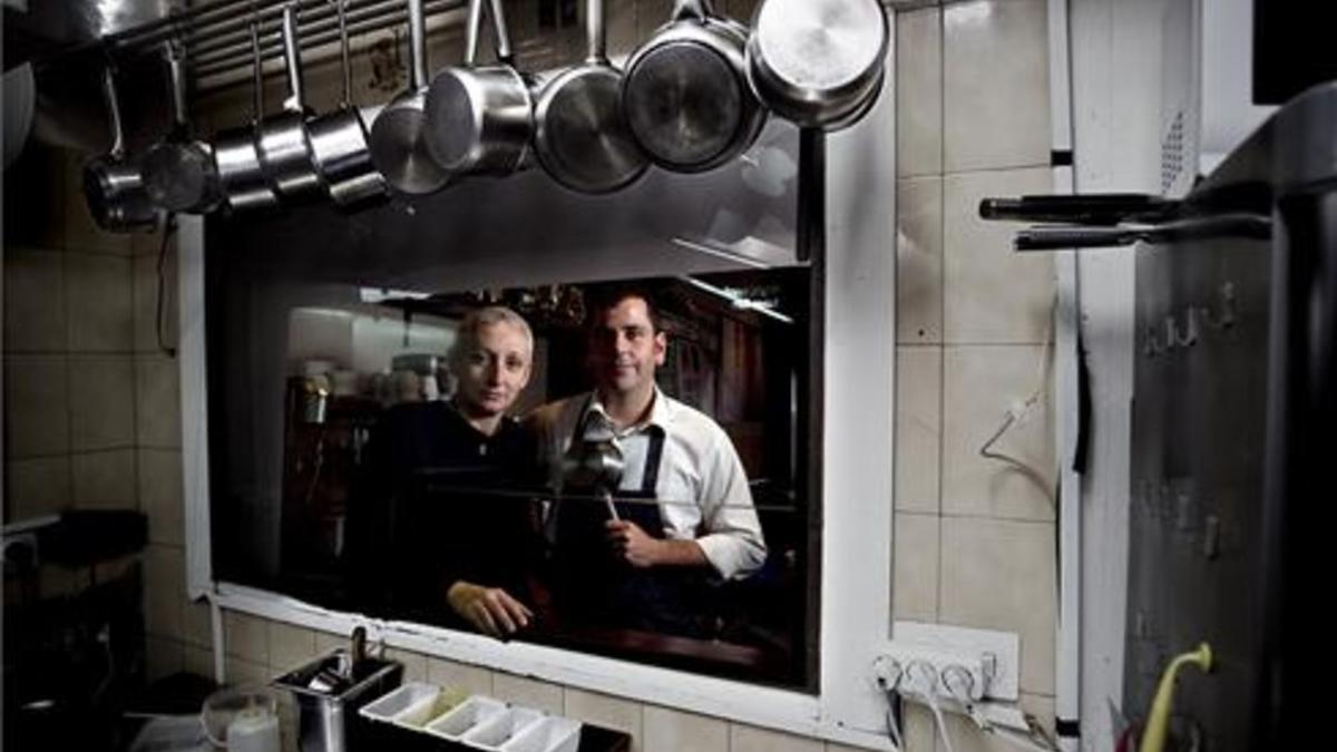 Xavi Codina y Elena Boldrini, vistos desde la cocina de La Panxa. Foto: Joan Cortadellas