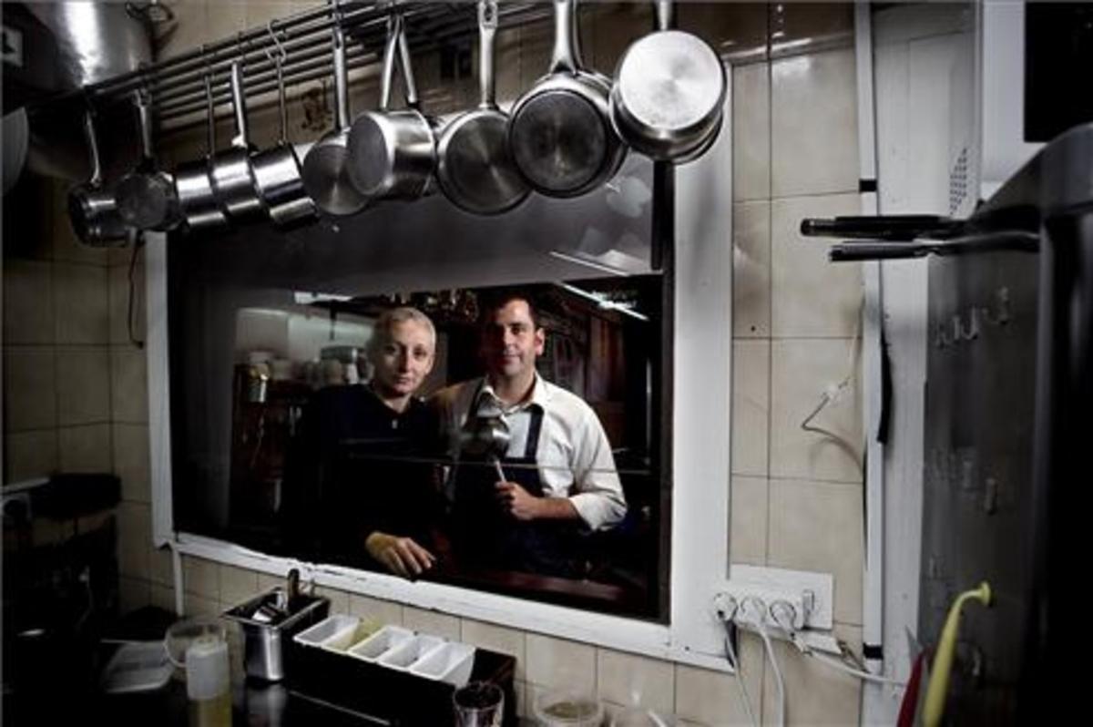 Xavi Codina y Elena Boldrini, vistos desde la cocina de La Panxa. Foto: Joan Cortadellas