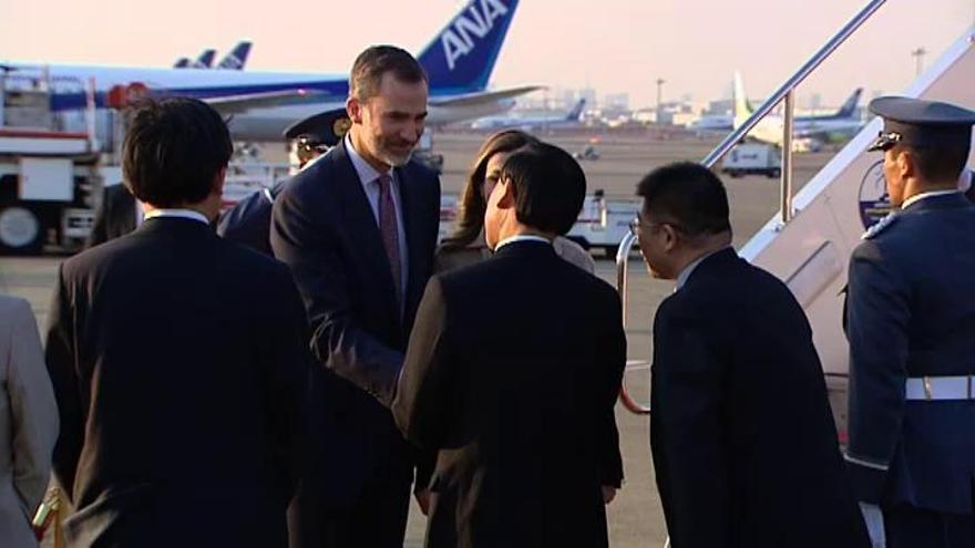 Felipe VI y Letizia llegan a Tokio en su primer viaje a un país asiático como monarcas