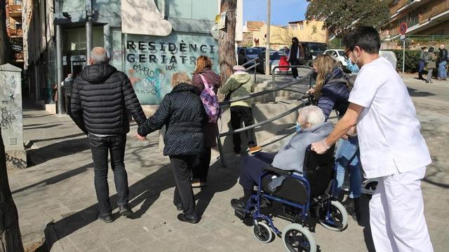 BARCELONA 13 02 2021 Sociedad Primer dia que pueden salir los ancianos de las residencias geriatricas En la foto usuarios de la Residencia geriatrica Activa Parc de les aigues FOTO de RICARD CUGAT