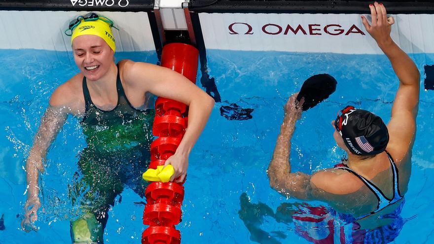 La australiana Ariarne Titmus, junto a Katie Ledecky.