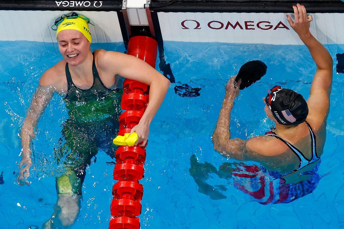 La australiana Ariarne Titmus, junto a Katie Ledecky.