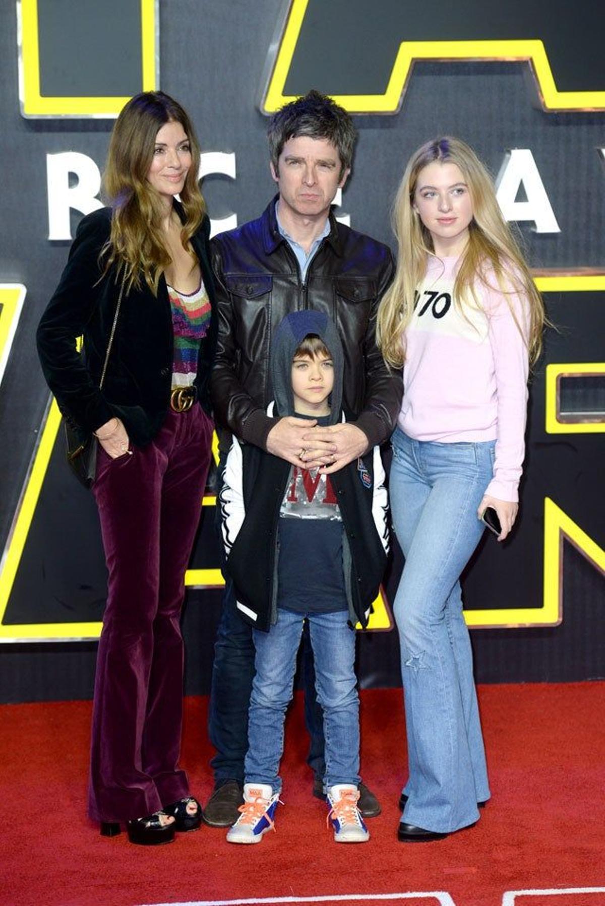 Noel Gallagher y su familia, en el preestreno de la última película de La guerra de las galaxias en Londres.