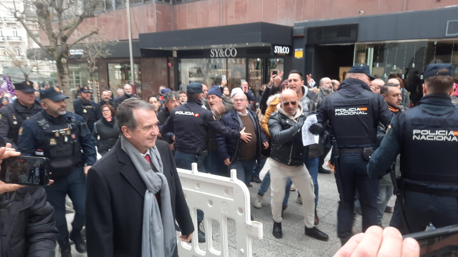 Una protesta de trabajadores de Vitrasa obliga al alcalde a salir del Marco escoltado por la Policía