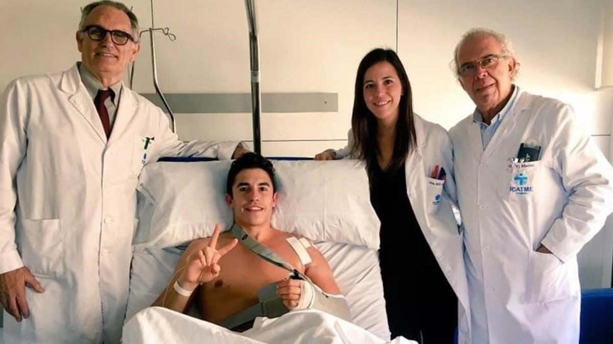 Marc Márquez junto a los doctores Xavier Mir, Teresa y Víctor Marlet, hija y padre.