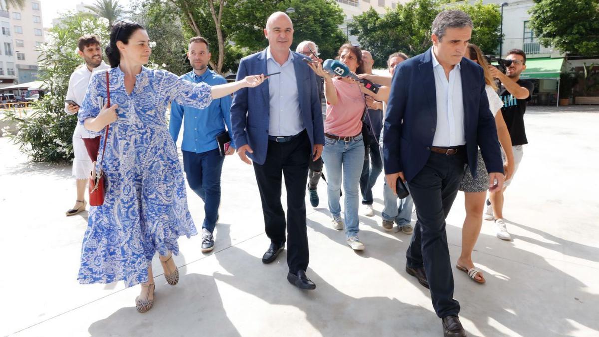 Vicent Marí atiende a los medios antes de entrar en la sede de los juzgados de Ibiza.