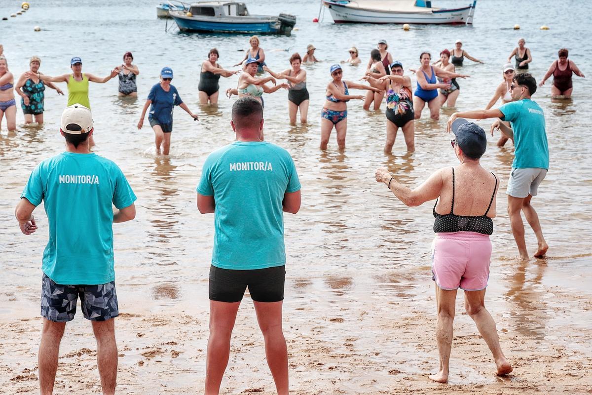 Los mayores van a la playa de Las Teresitas con Santa Cruz Vital