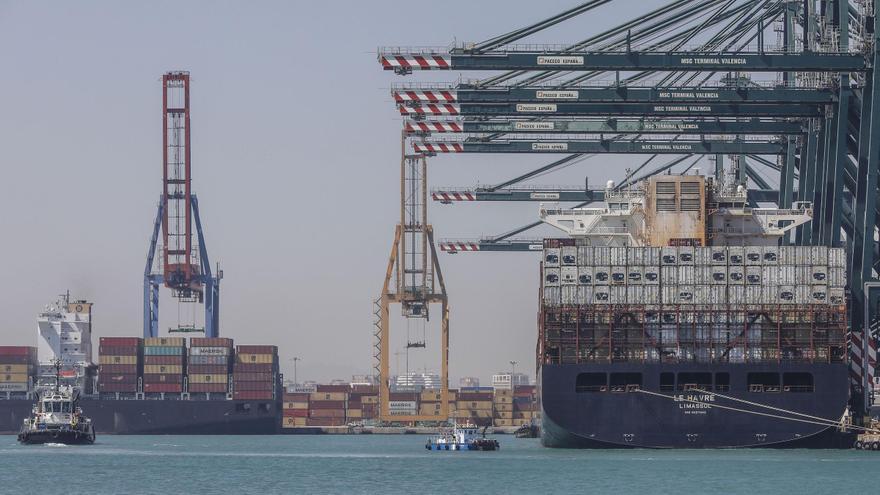 El Puerto de València recibe el primer gran buque desviado por la situación en el mar Rojo