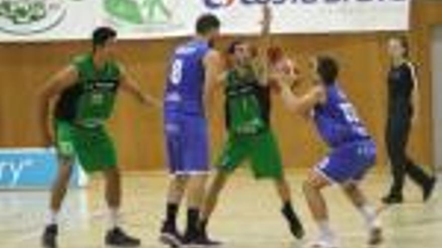 Dos Santos i Bataller, en una acció del partit entre el Quart i el Martorell.