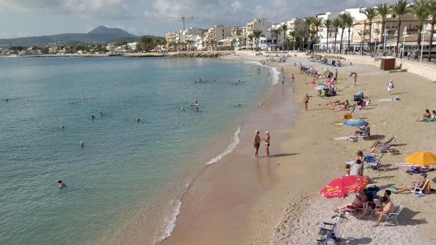 Los bañistas están encantados con la transformación de esta playa urbana.