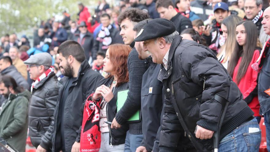 Momento en el que tres aficionados increpan a García Toral