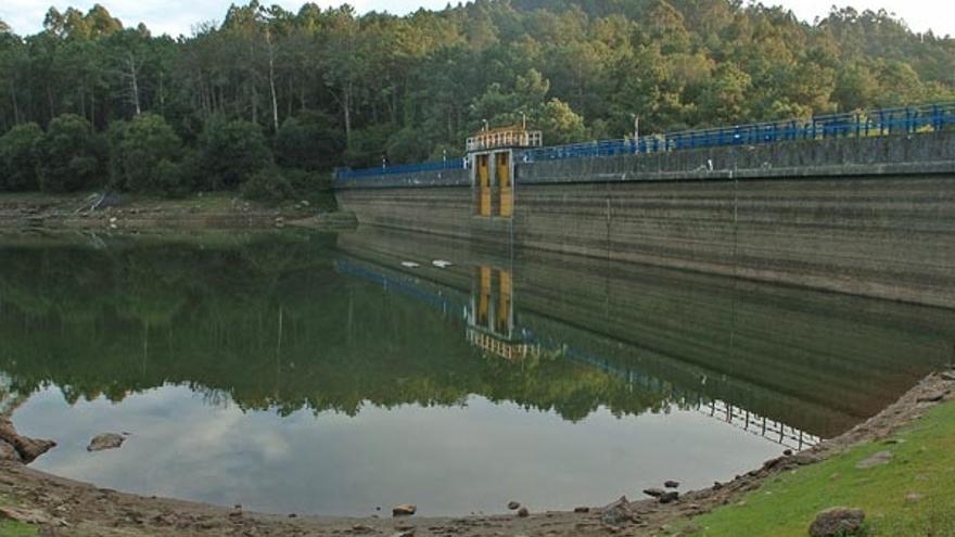 Aspecto que presentaba el embalse de Zamáns al 50% de su capacidad.