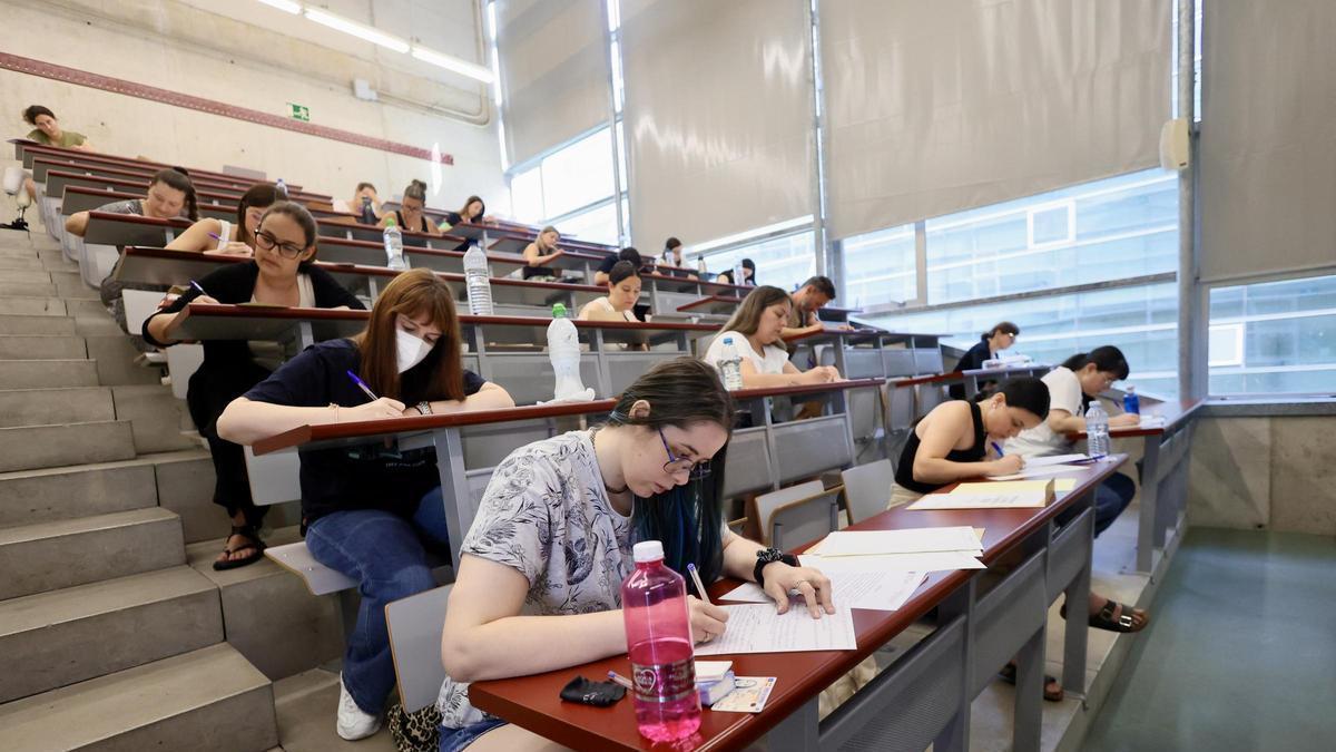 Oposiciones maestro Murcia | Más de 9.500 personas se han presentado al examen de oposiciones a Maestros en la Región de Murcia
