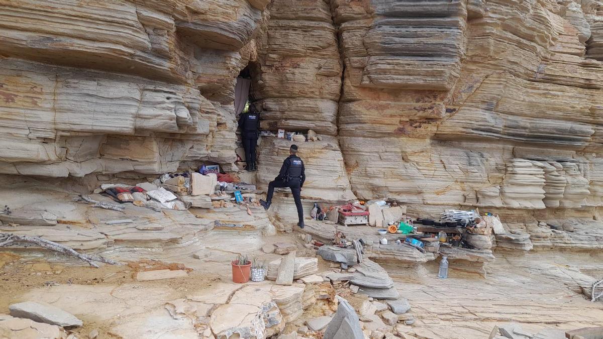 Imagen de la cueva habitada en Punta Galera.