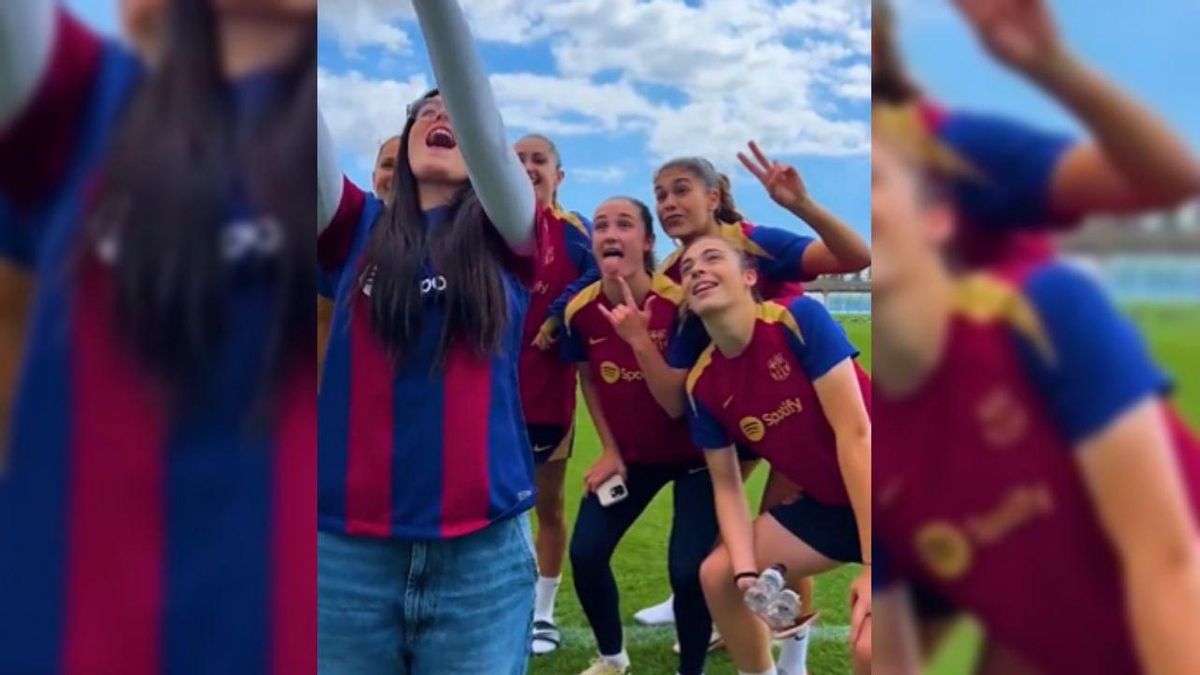 La exconcursante de Operación Triunfo, Chiara Oliver, junto a varias futbolistas del Barça Femenino