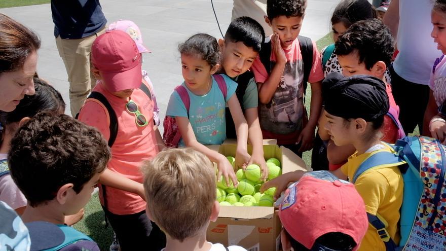 Mil pelotas de tenis de la Academia de Rafa Nadal para los niños del colegio Joan Miró