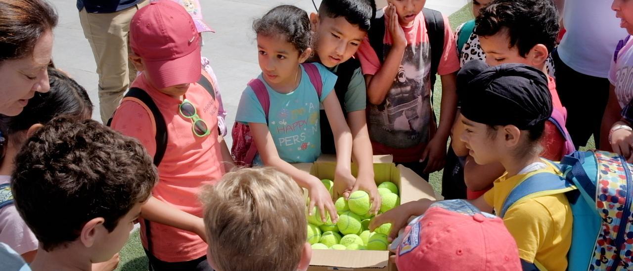 Mil pelotas de tenis de la Academia de Rafa Nadal para los niños del colegio Joan Miró