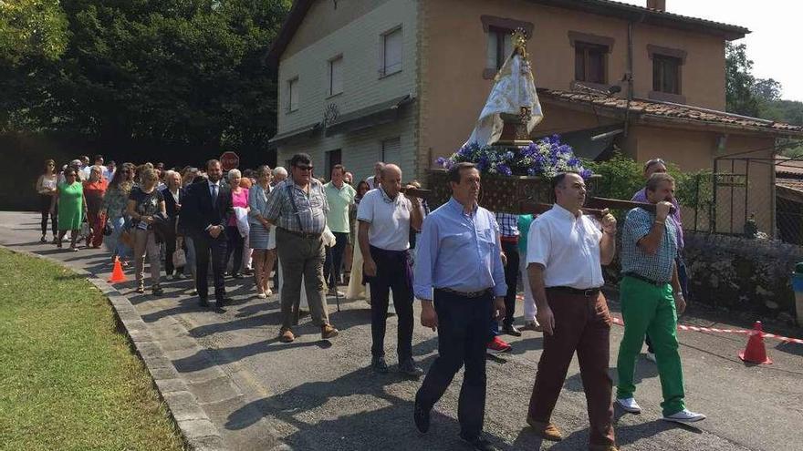 La imagen de la Virgen de la Cueva en procesión, seguida de decenas de fieles, ayer.