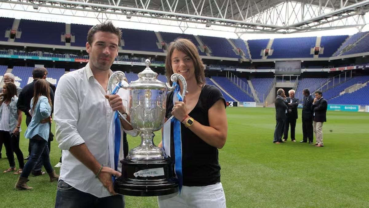 Carrión, en 2011, posa junto a la capitana del RCD Espanyol, Lara Rabal.