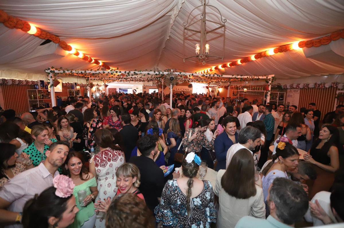 Una de las casetas de la Feria llena de gente, este martes.