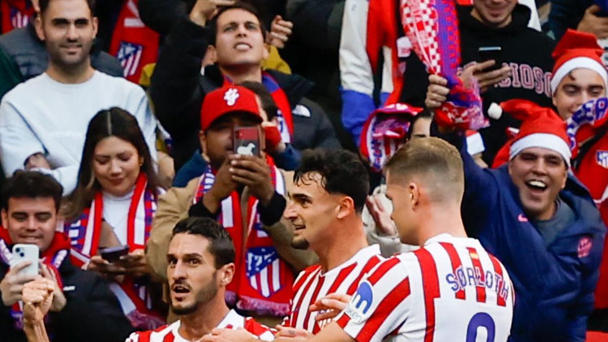 Gorros de Papá Noel en el Metropolitano.