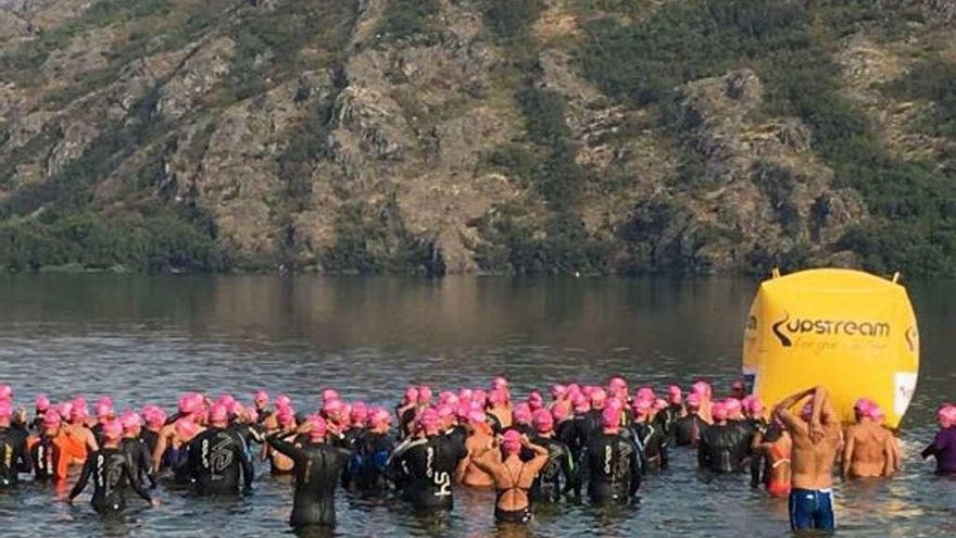 Los nadadores se preparan para afrontar la salida de la travesía en una edición anterior.