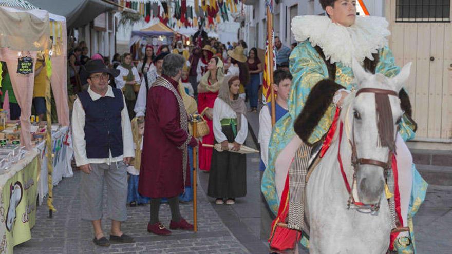 Todos los actores participaron en el desfile inaugural por las calles de Casarabonela este viernes.