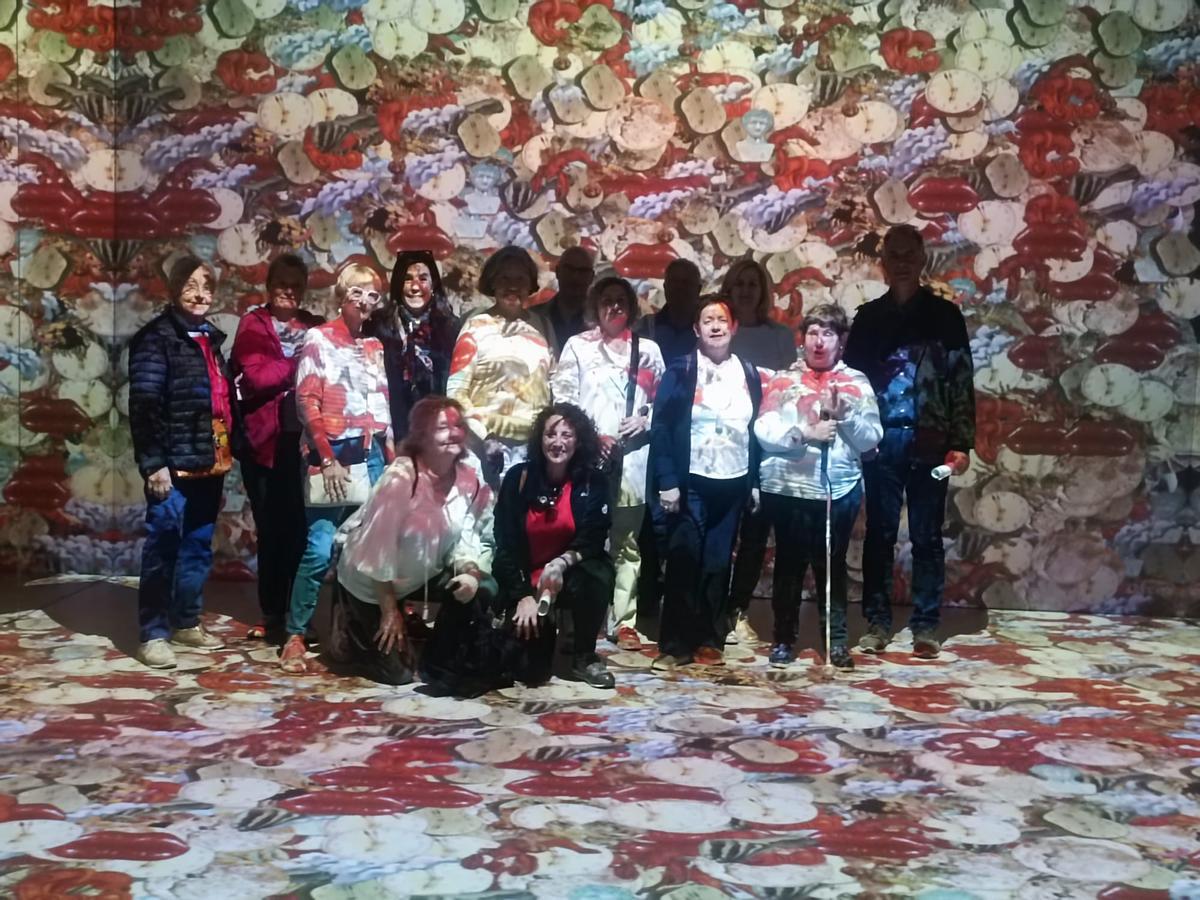 Los alumnos durante la visita a la muestra inmersiva dedicada a Salvador Dalí
