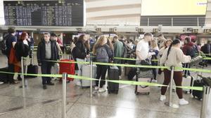 Viajeros en el aeropuerto de Bilbao.