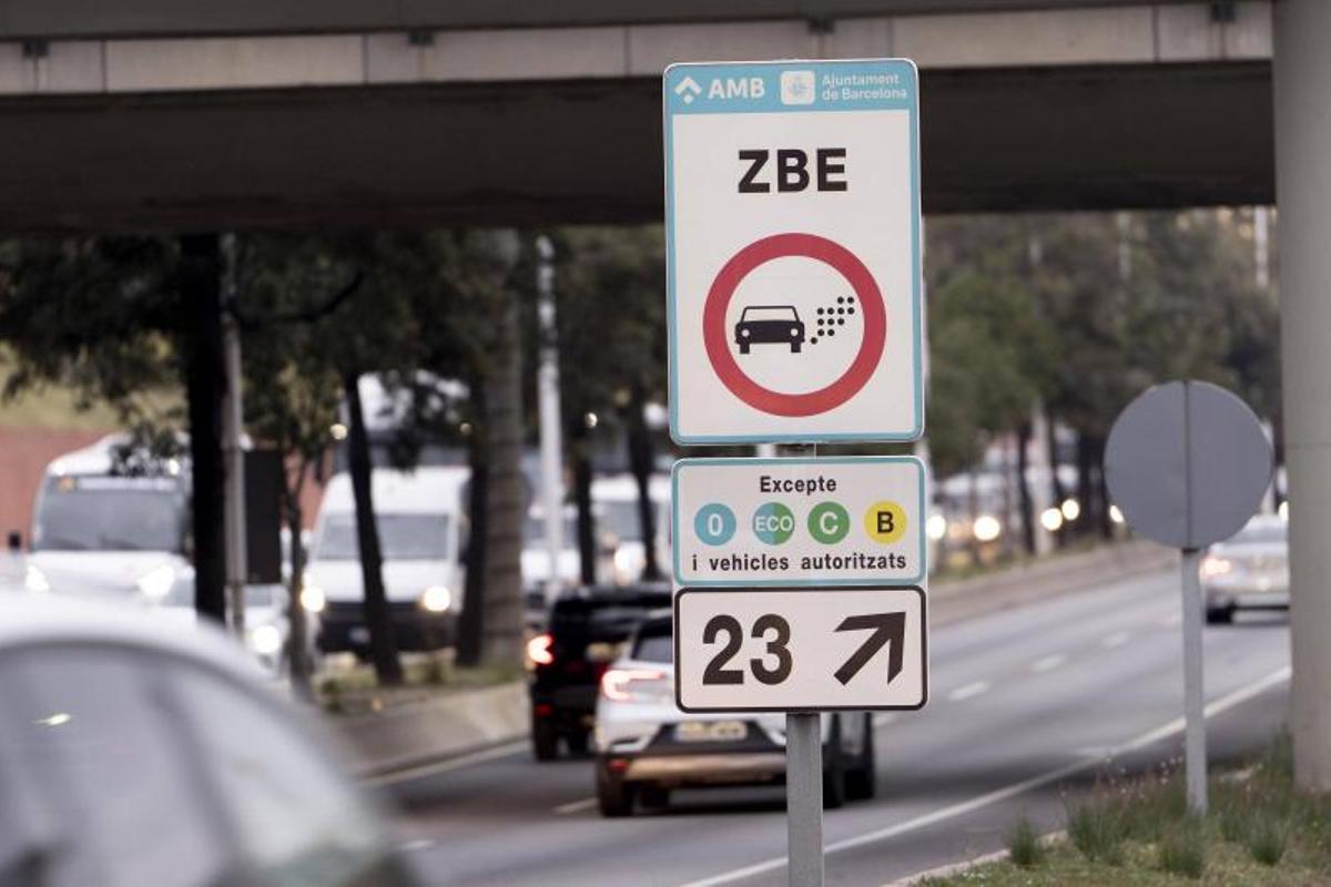 Un cartel de Zona de Bajas Emisiones del área de Barcelona.