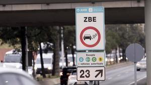 Un cartel de Zona de Bajas Emisiones del área de Barcelona.