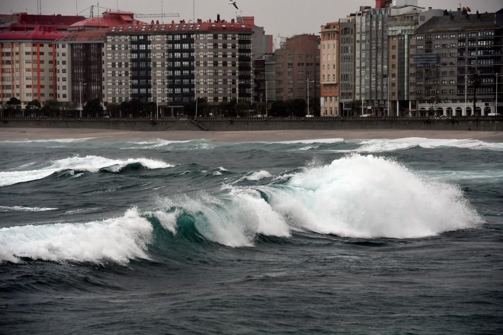 La alerta naranja continúa en el mar. El acceso a las playas y a la torre de Hércules permanece restringido.