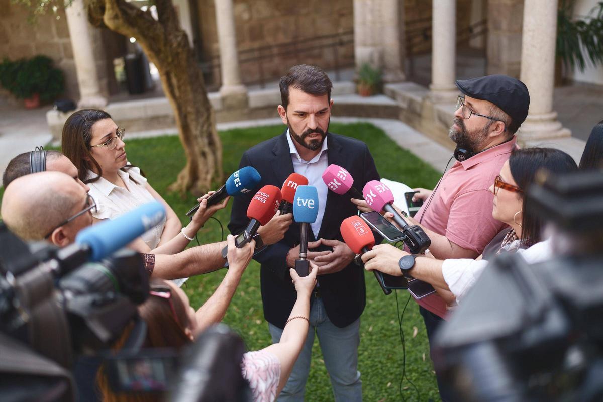 Fotogalería | Reunión entre la presidenta de la Junta, María Guardiola, y el secretario del PSOE en Extremadura, Álvaro Sánchez Cotrina