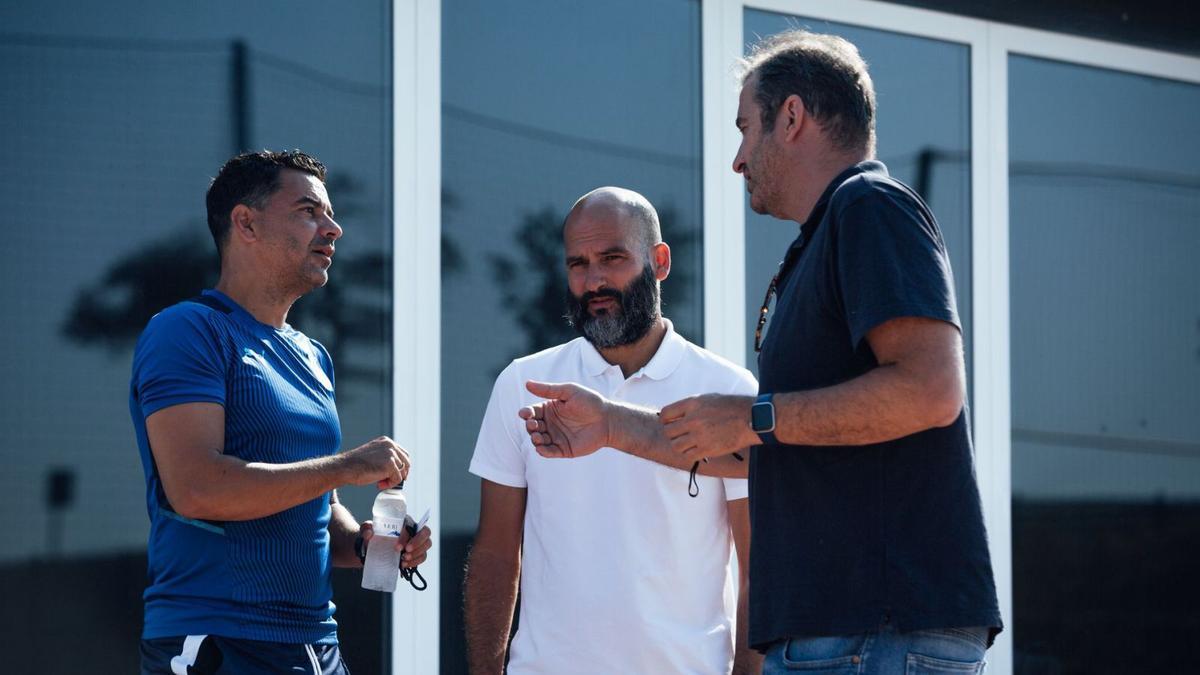 Míchel Sánchez, Pere Guardiola i Ferran Soriano conversen a La Vinya