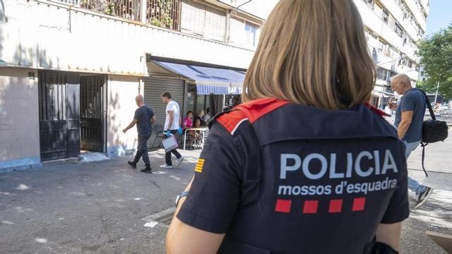 Una mossa davant el bloc on va aparèixer el cadàver d’un nadó.Un vehicle dels Mossos d’Esquadra davant del bloc del barri de la Mina on s’ha trobat el cadàver d’un nadó. | JORDI COTRINA