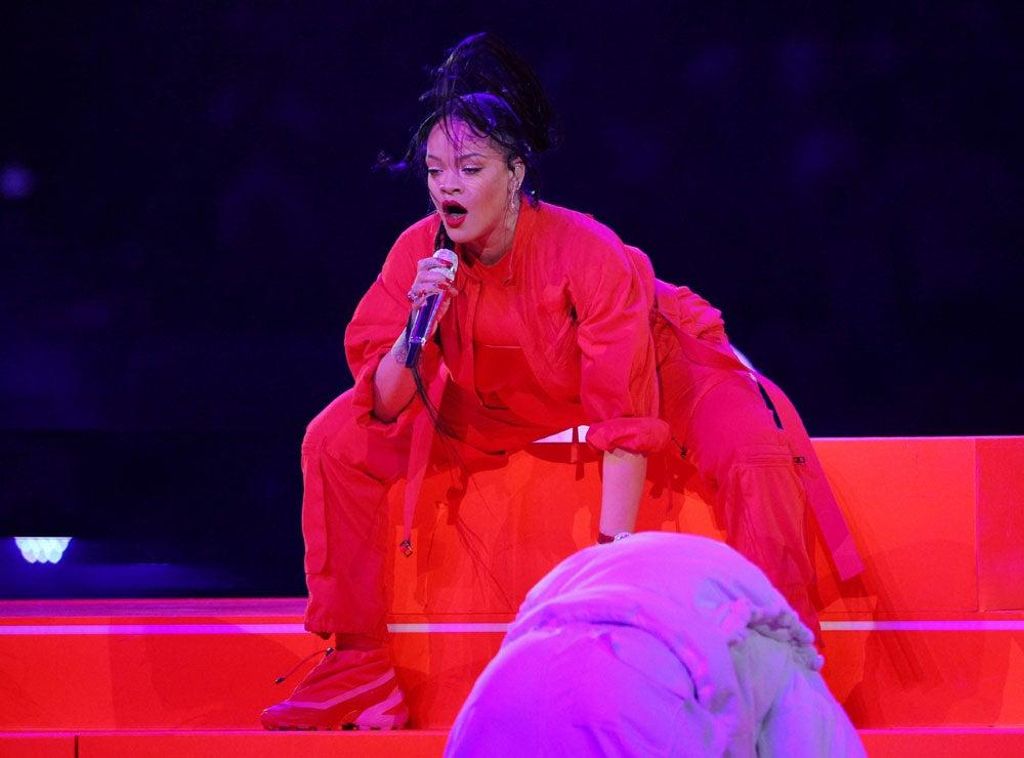 Rihanna con botas estilo Salomon