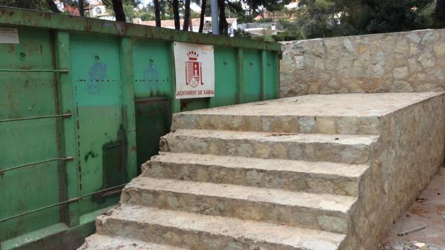 Una anciana de 83 años muere en Xàbia al caer de la escalera del contenedor de la basura