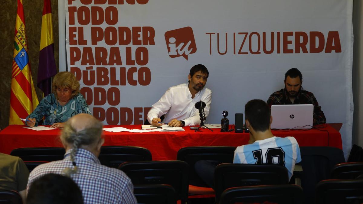 El líder de Izquierda Unida Aragón, Álvaro Sanz, en un momento de la reunión de la coordinadora autonómica que el partido ha celebrado este sábado en Zaragoza.