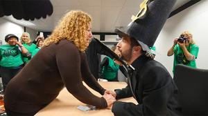 La Plataforma d’Afectats per la Hipoteca (PAH), ocupa una oficina de Caixa Catalunya del carrer Muntaner.