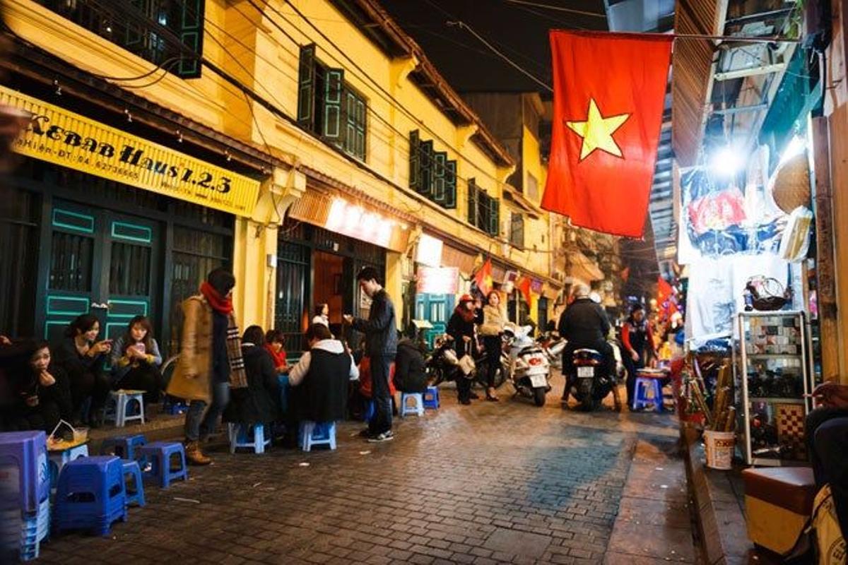 Calle de Hanoi de noche.