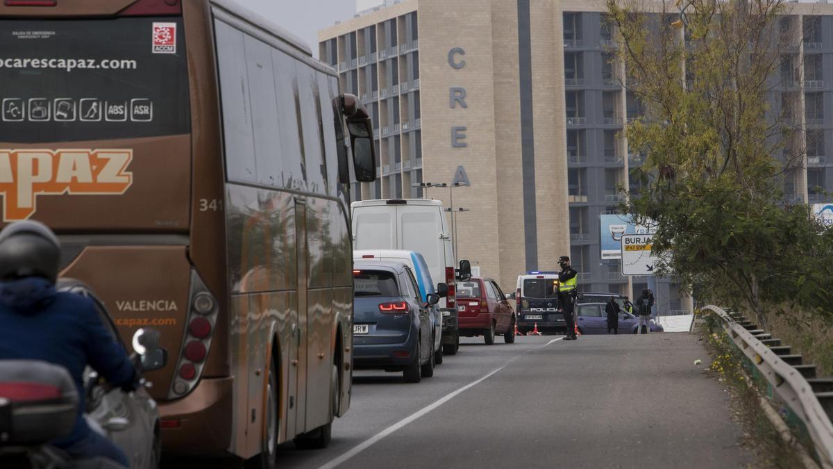 Comienzan los atascos en el segundo fin de semana de confinamiento en València