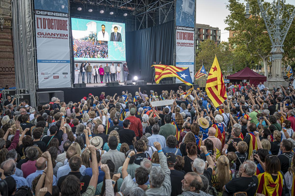Más de 60.000 personas, según la organización, se citan bajo el Arc de Triomf de Barcelona para reivindicar el 1-O Abucheos a Forcadell y Rovira y aclamación a Puigdemont en el acto convocado por el Consell per la República