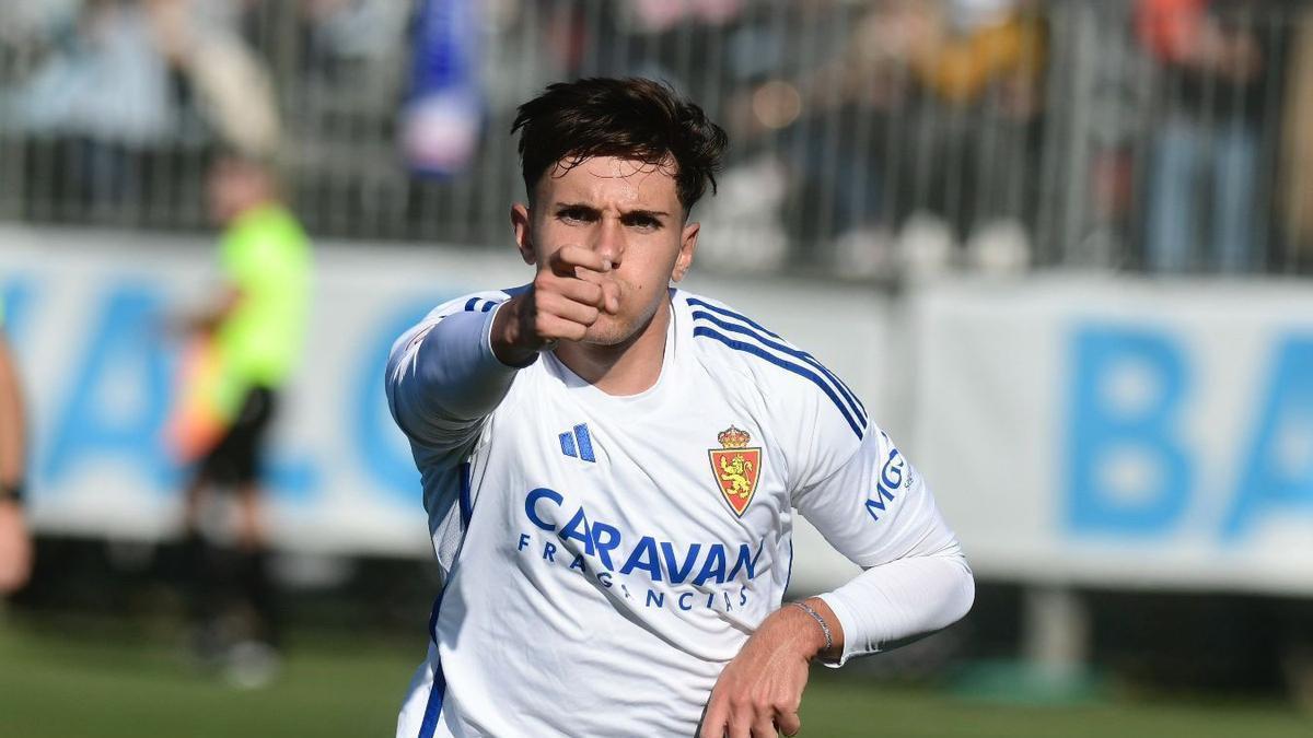Cortés celebra un gol con el Deportivo Aragón.