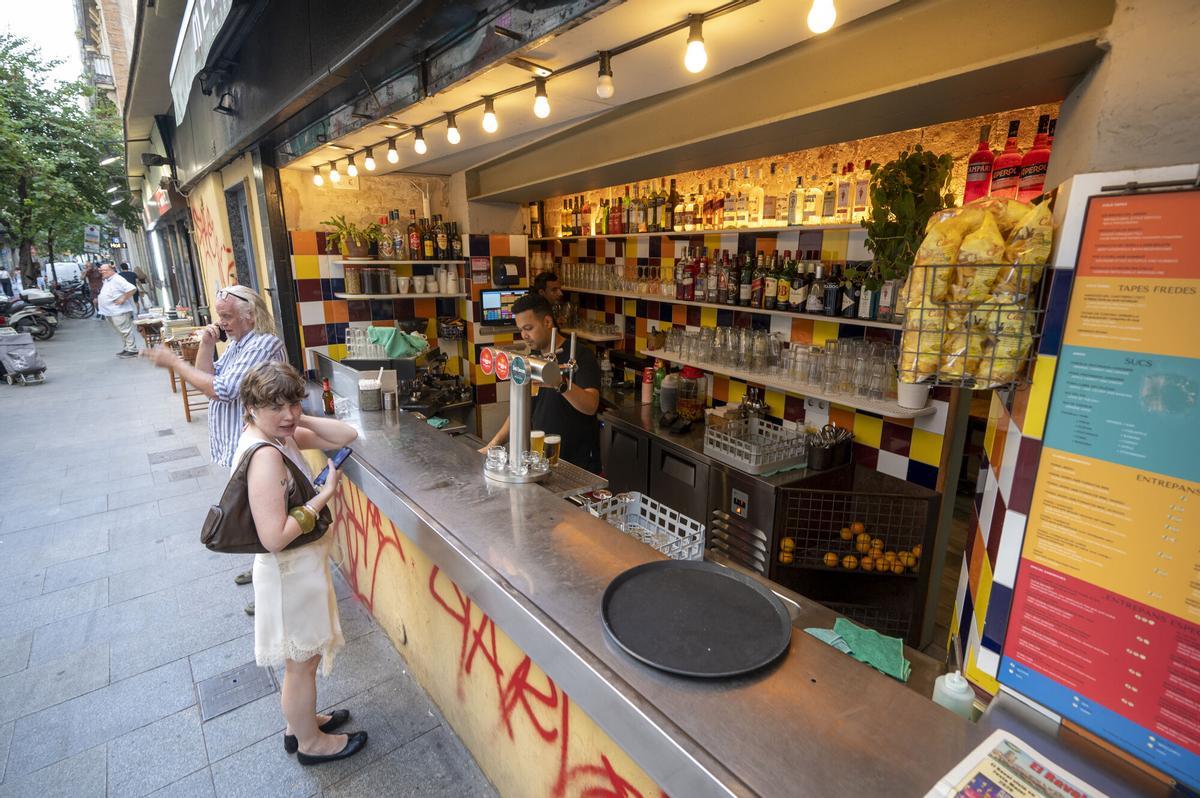 Barcelona. 31.07.2026. Barcelona. Barra del bar Mendizábal en la calle Junta de Comerç. Fotografía de Jordi Cotrina